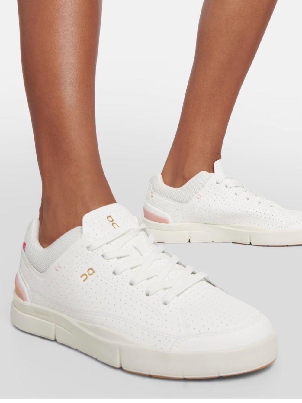 On the Roger centre court women size 7.5 white  Sneakers with Pink and Gold